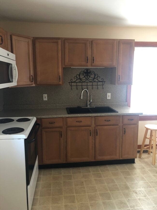 Building Photo - 114 Read Ave Unit 1st