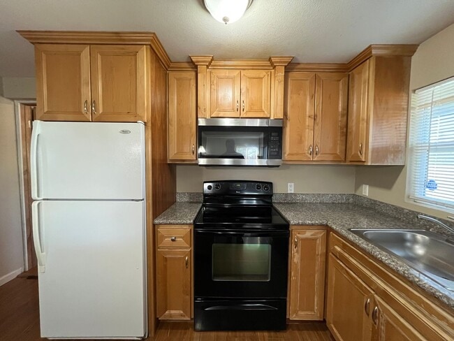 Photo - Updated and Bright 3 Bedroom 2 Bath Home in NE Portland (PDX/Columbia River)