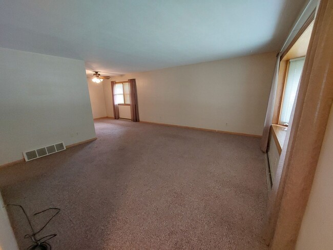 Photo - 3 Bedroom 2 1/2 bath brick ranch with fenc... House
