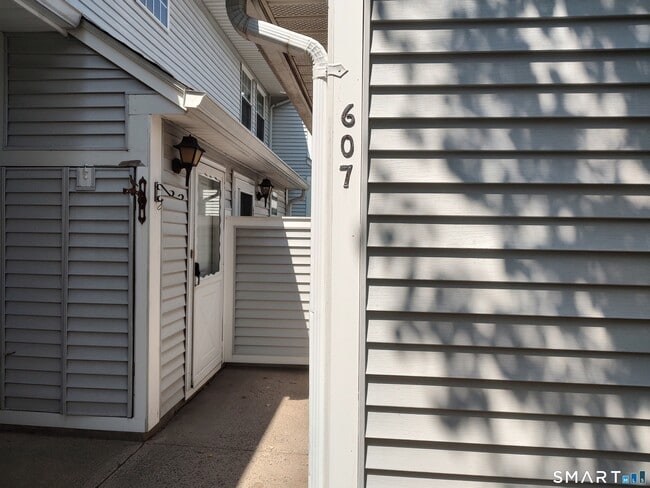 Building Photo - 607 Spring Meadow Rd Unit 607