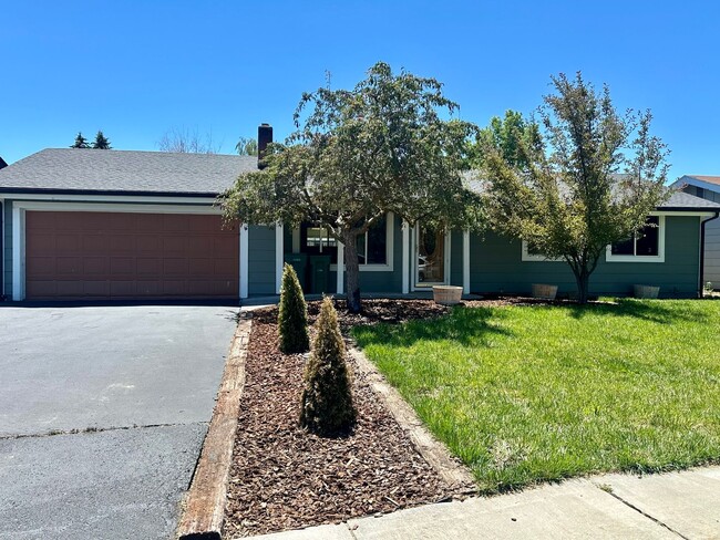 Building Photo - Pet-Friendly 4 Bedroom Home with Fenced Yard & Air Conditioning
