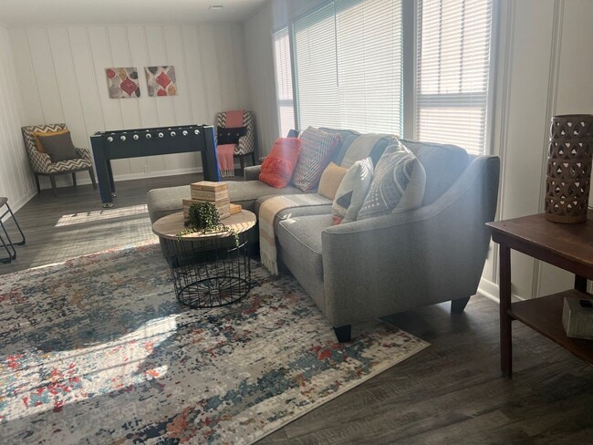 Building Photo - 4 bedroom 2 Bath - Available Now Rental