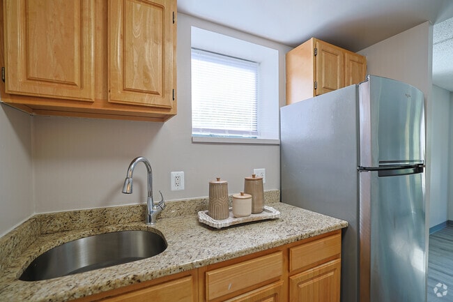 2BR, 1BA - 848SF - Kitchen - Parmelee Court