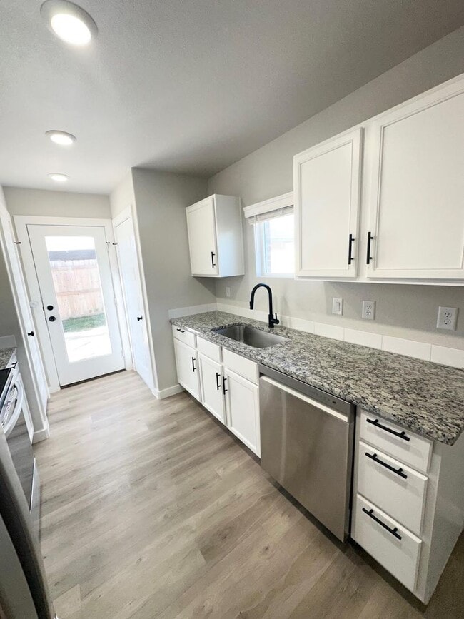 Photo - 3 Bed 2 Bathroom for Rent!