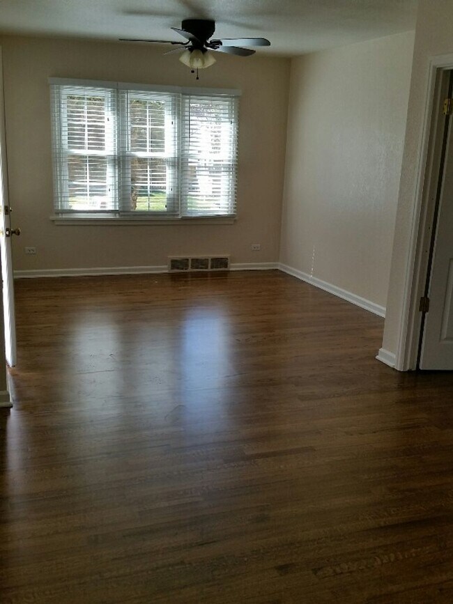 Photo - AWESOME 3-BDRM HOME NEAR DU - INCLUDES GAR...
