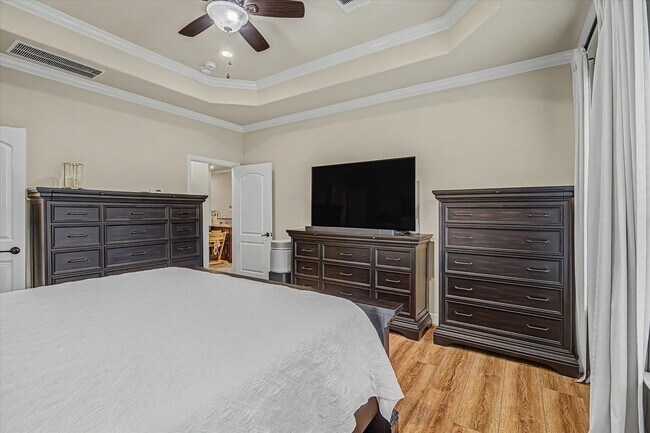 Photo - 102 N Victoriana Cir