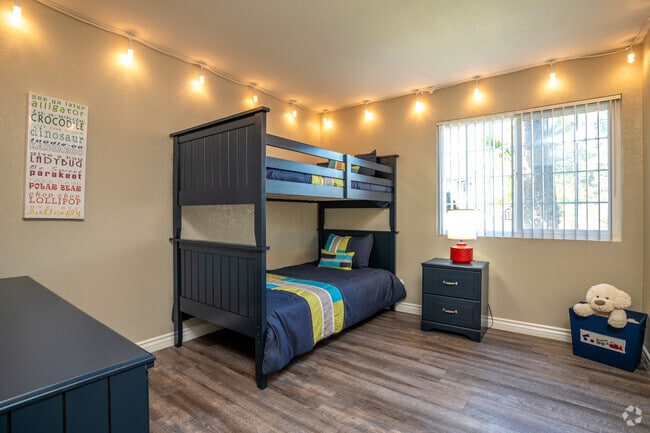 2BR, 2BA - 810SF - Primary Bedroom