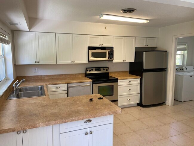 Photo - 956 Tulip Ln