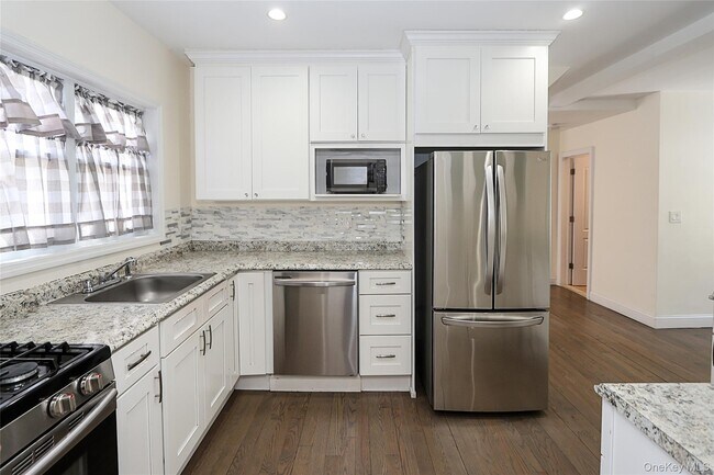 Photo - 987 Kings Pkwy