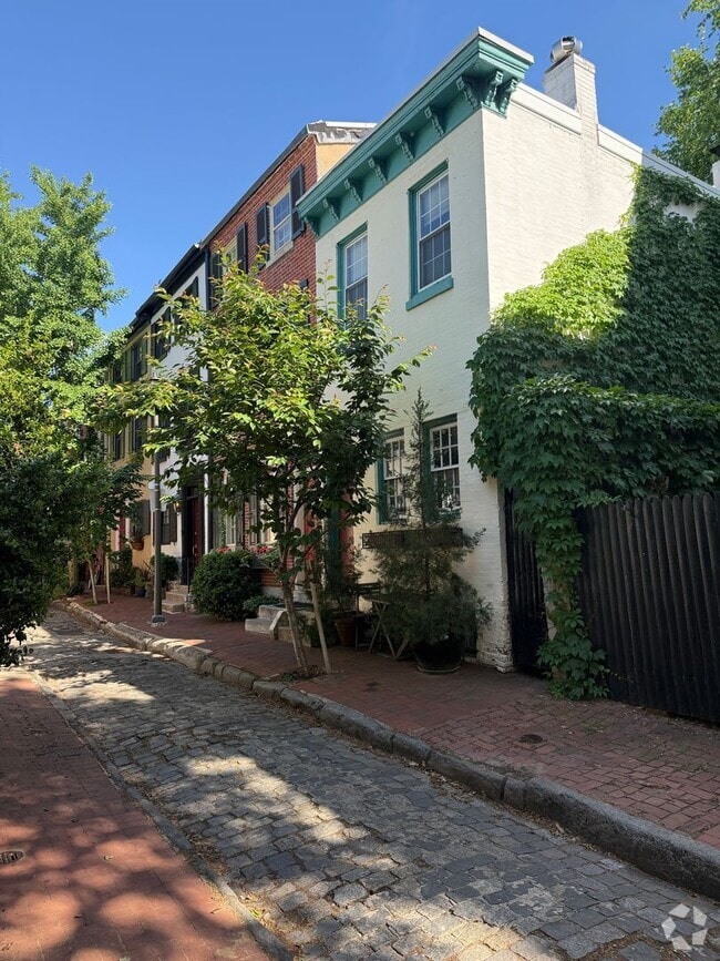 Building Photo - Spectacular 2-Bedroom End of Row Townhome ...