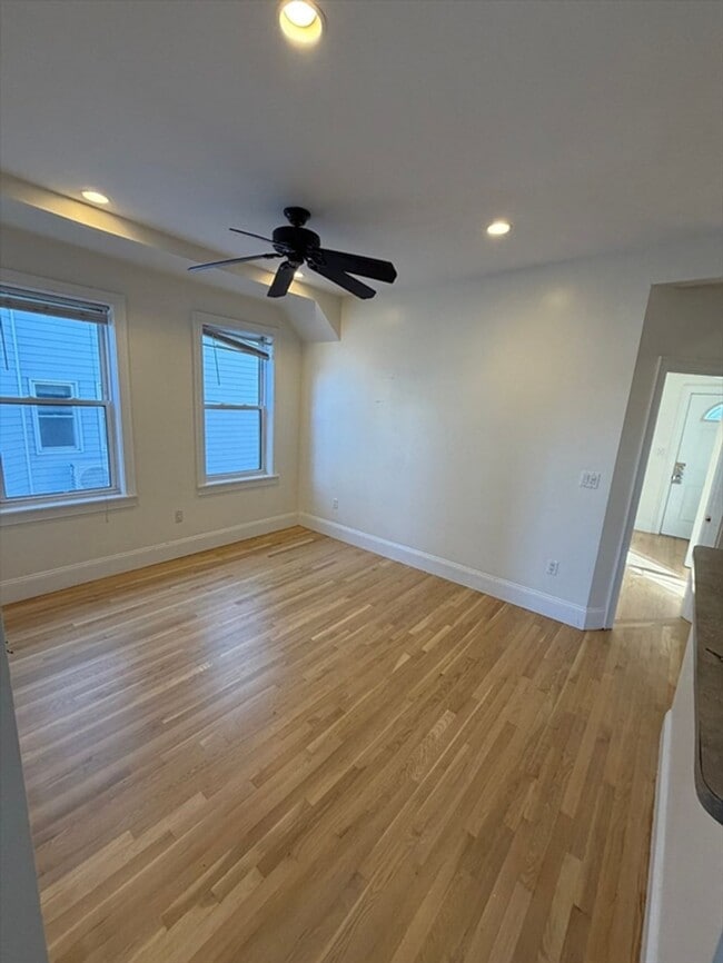 Photo - 4-12 Humboldt Place Unit 6 - 3