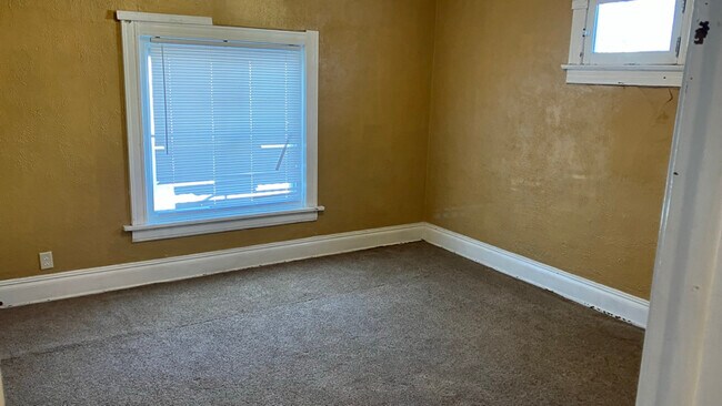 Photo - 1970 N Ontario St