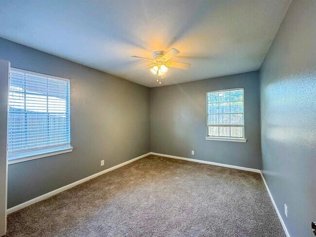 Photo - 1010 N Meadows Dr