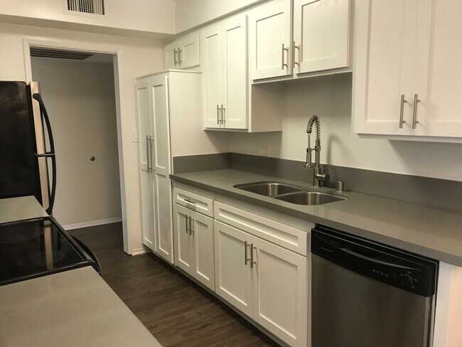 Photo - 814-816 S Bundy Dr