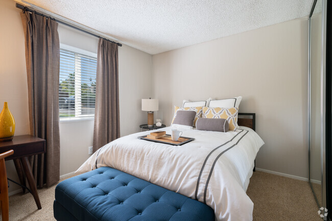 2BR, 1BA - The Monterey - Las Ventanas Apartments