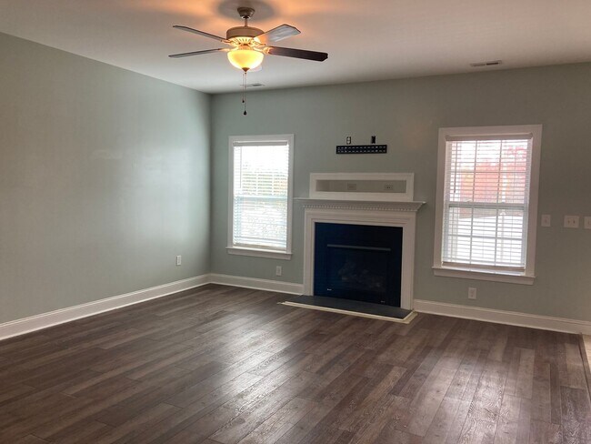 Photo - Immaculate 5 Bedrooms, 3.5 Bath Home Located Minutes from Shopping- Easy Commute to Sanford, Ft. ...