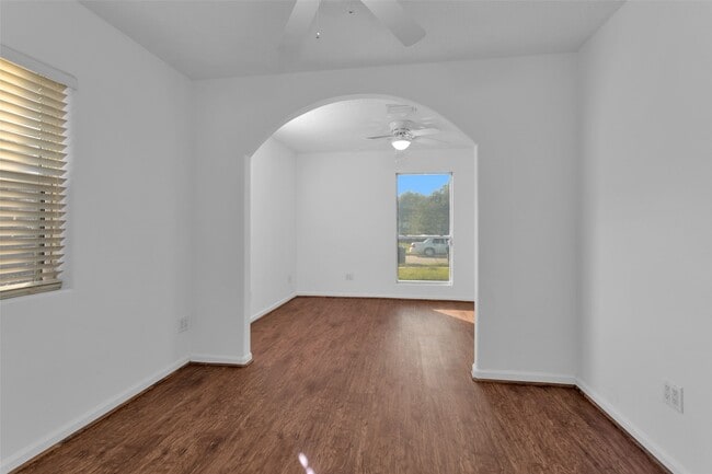 Photo - 403 Meters St