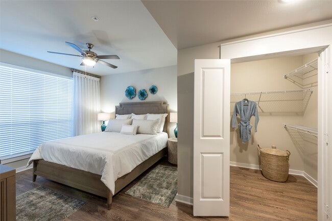 Building Photo - 15915 Kingfield Dr Unit 1139