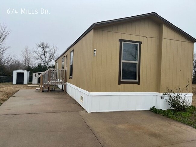 Building Photo - 674 W Mills Dr