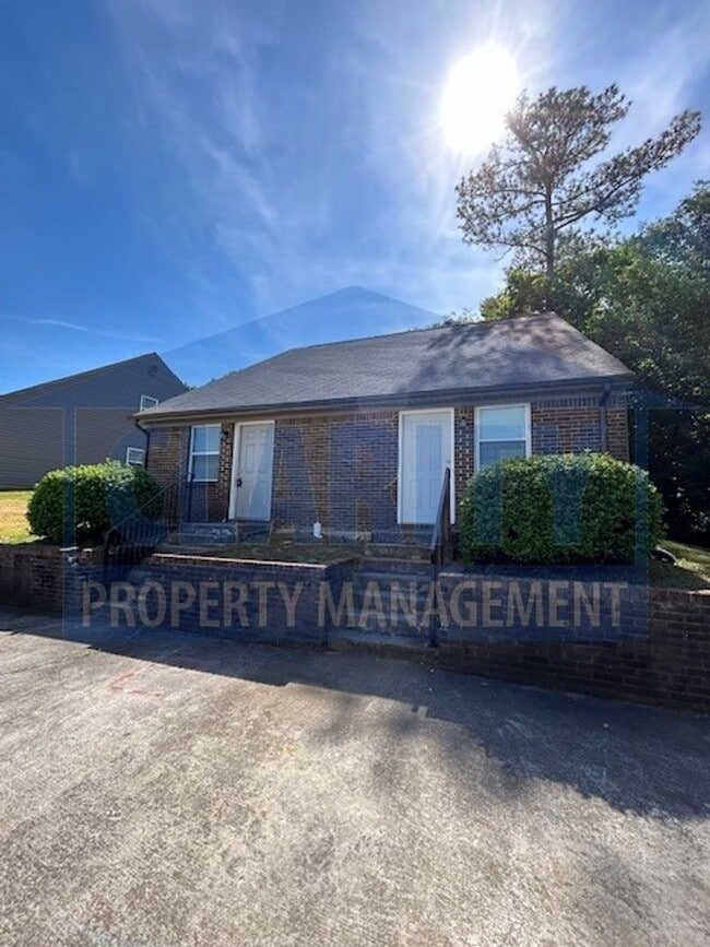 Centrally located two bedroom duplex! - Centrally located two bedroom duplex! House