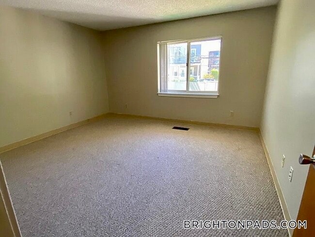 Photo - 144 N Beacon St Unidad B2