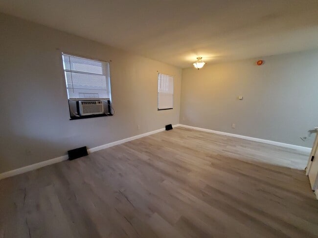 Fotografía del edificio - 706 N Broadway St Unidad A