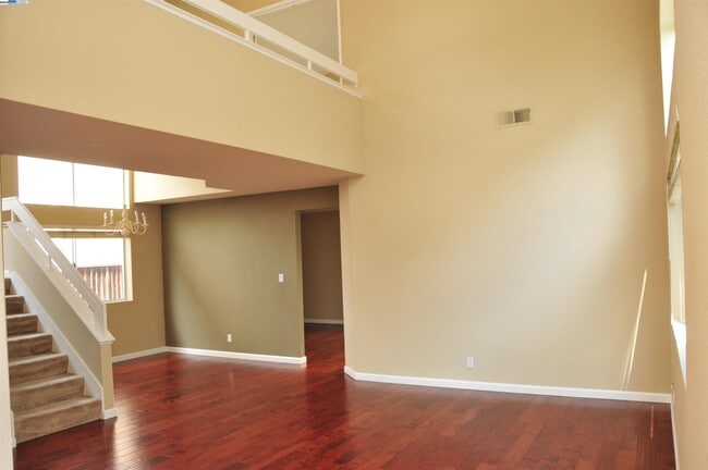 Photo - 275 Woodruff Way