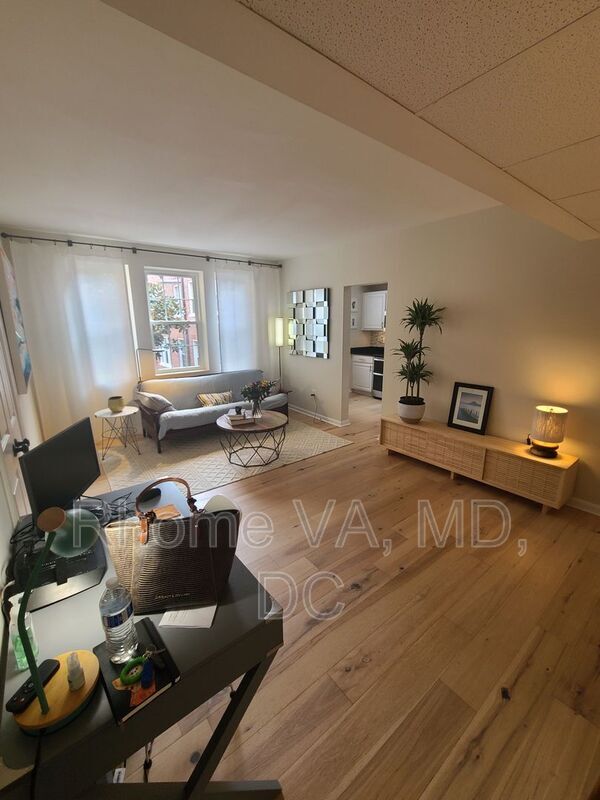 Building Photo - 1909 Key Blvd Unit #552