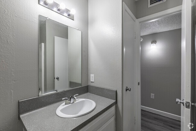 2BR, 2BA - 920SF