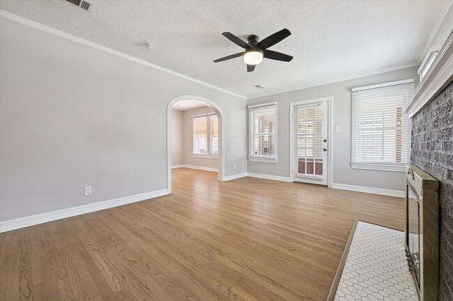 Photo - 700 Avenue of Oaks St