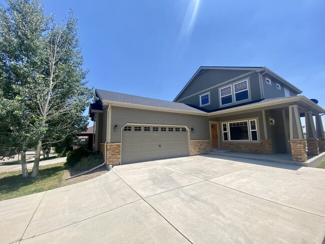 Building Photo - Spacious 4 bed 3.5 Bath in Maple Hill!