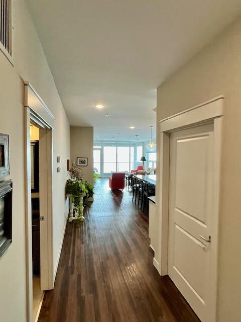 Building Photo - 624 E 1st St Unit Apt # 301