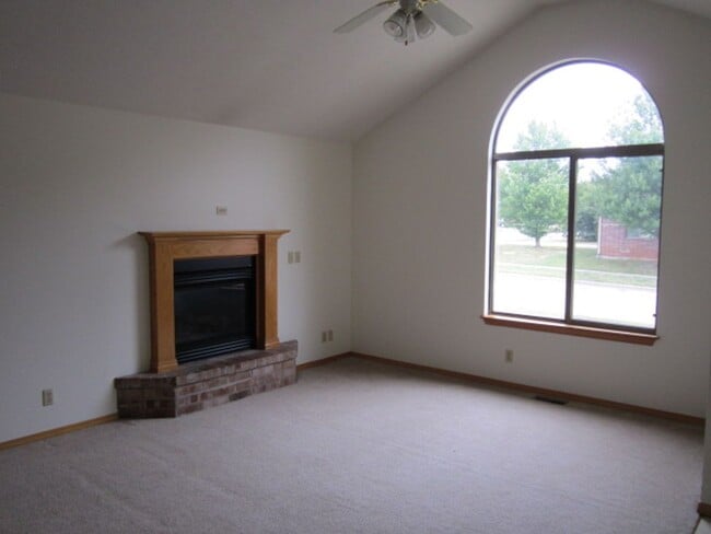 Photo - Spacious 2 bedroom duplex in great neighborhood!