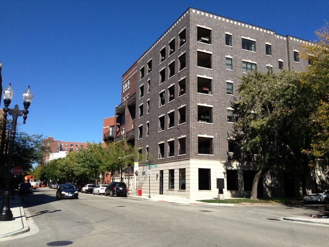 Primary Photo - 340 W Evergreen Ave