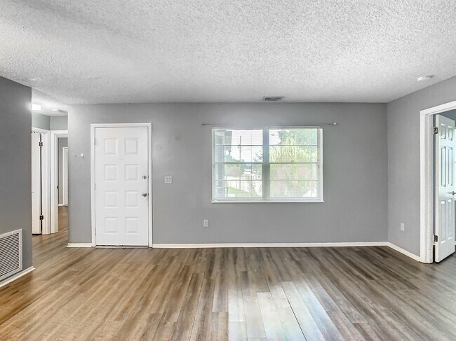 Photo - 158 Windtree Ln