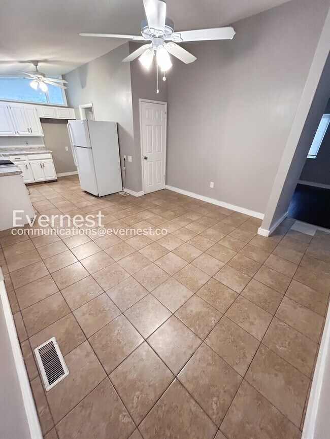 Photo - 560 Jamaica Pl