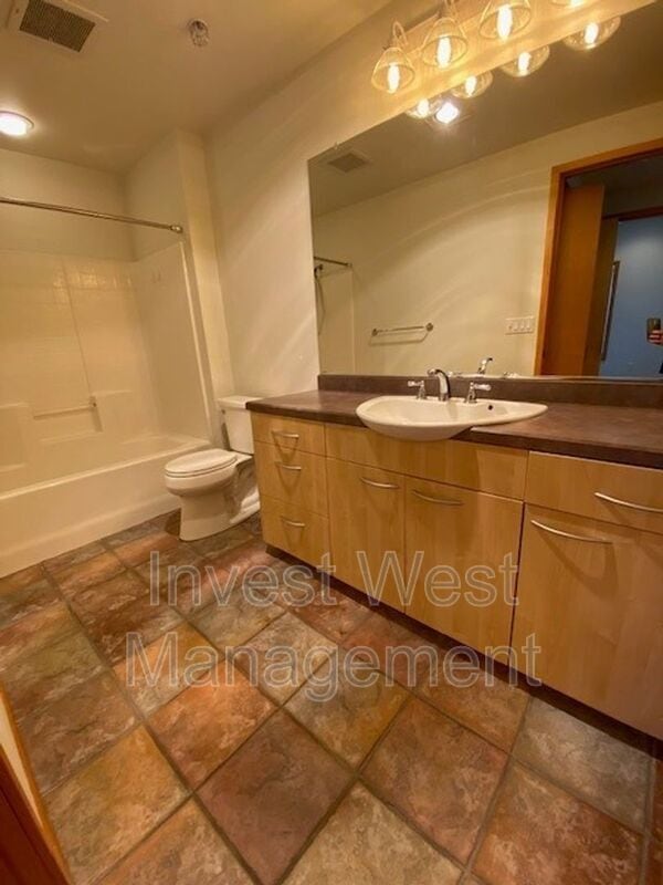 Photo - 300 W 8th St