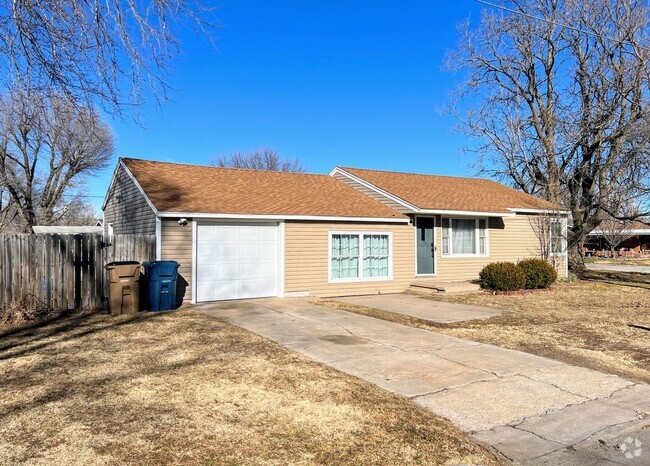 Building Photo - Charming 2-Bedroom 1-Bathroom Home