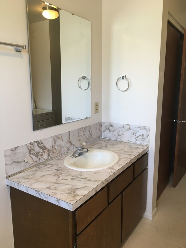 Building Photo - 3 Bedroom 1 Bathroom Duplex