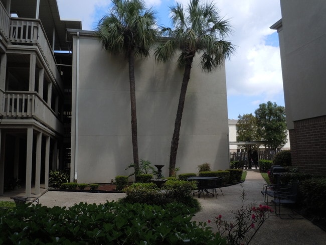 Metairie Lake Apartments