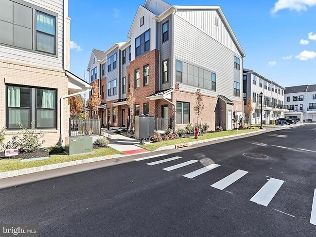 Building Photo - 1001 Greenwich Dr