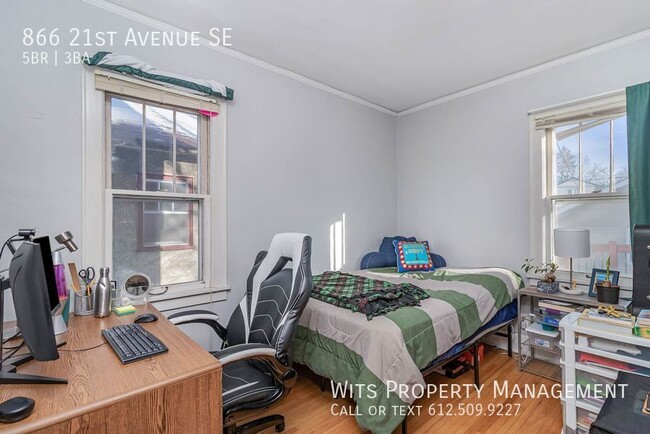 Photo - 866 21st Ave SE