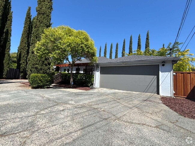 Building Photo - "Stunning Newly Remodeled 3-Bed Oasis with... Rental