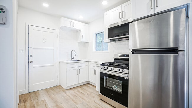 Photo - 2065 Ivar Ave