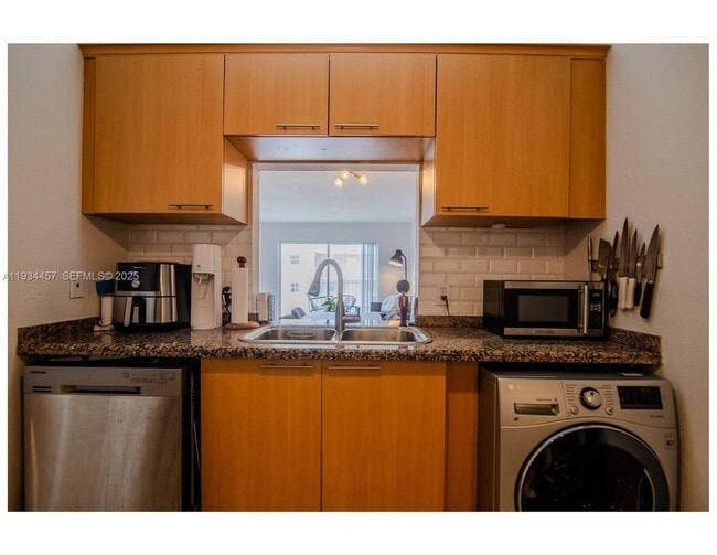 Photo - 677 NE 24th St Unidad 604