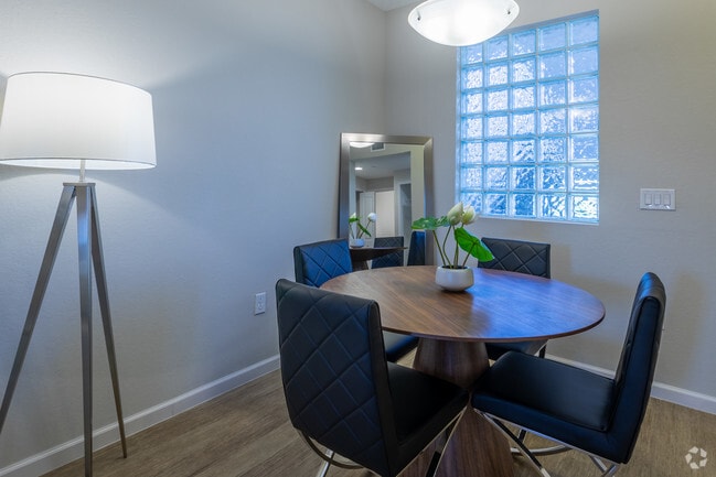 2BD, 2BA - 1099 SF