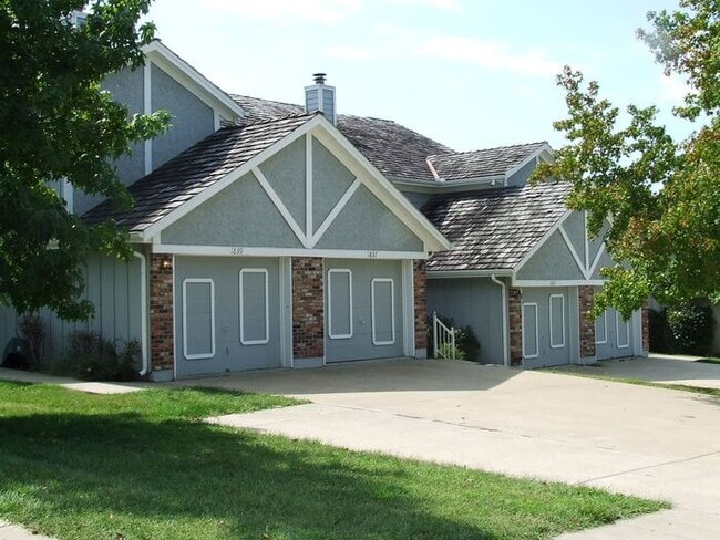 Building Photo - Spacious Townhome in Lee's Summit with Fireplace, Garage, and In-Unit Laundry