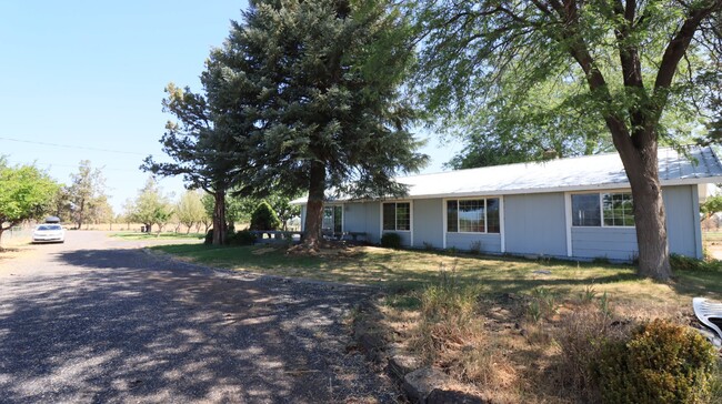 3/2 Home on 4.85 Acres with views - 3/2 Home on  4.85 Acres with views