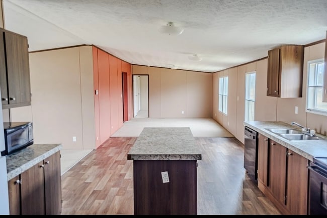 Photo - 565 Mustang Dr