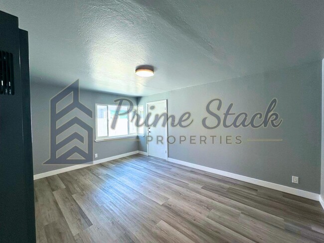 Photo - 743 Miller St